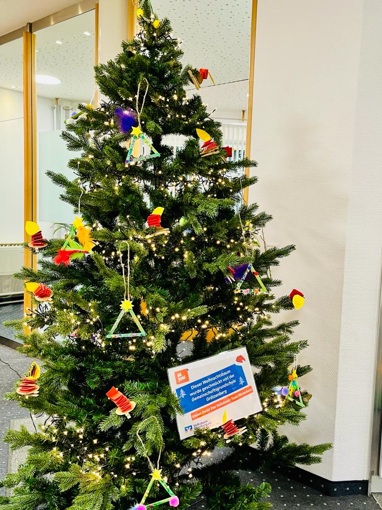 Weihnachtsbaum schmücken bei der Volksbank