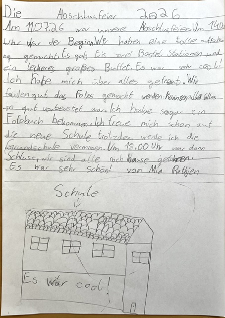 Ein handgeschriebener deutscher Aufsatz über einen Schulabschluss im Jahr 2026 mit einer Skizze eines Schulgebäudes, das mit „Schule“ beschriftet ist, und dem Satz „Es war cool!“ am unteren Rand.