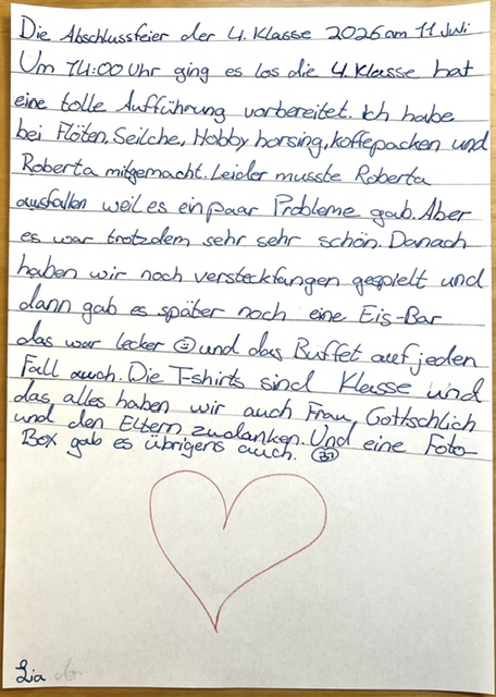 Handgeschriebener Brief auf Deutsch, in dem von einer Abschlussfeier der vierten Klasse berichtet wird; darin werden Ereignisse, Essen, T-Shirts und ein Gruppenfoto erwähnt; unten ist ein rotes Herz gezeichnet.