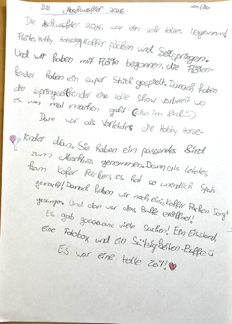 Ein handgeschriebener Brief auf Deutsch mit dem Titel „Die Abschlussfeier 2016“, in dem eine Schulveranstaltung mit Schwimmbecken, Fotobox und Buffet beschrieben wird; ordentlich mit schwarzer und violetter Tinte auf weißem Papier verfasst.