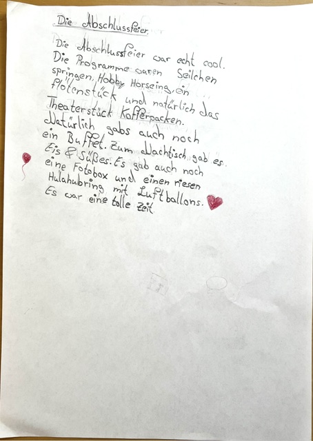 Ein handgeschriebener Aufsatz auf Deutsch über eine Abschlussfeier, in dem Aktivitäten, ein Buffet, Desserts und Dekorationen erwähnt werden, mit kleinen Herzchen auf der Seite.