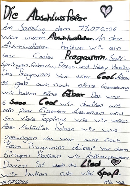 Eine handschriftliche deutsche Notiz mit dem Titel „Die Abschlussfeier“ beschreibt Aktivitäten wie Singen, Springen, Flöte spielen und Waffeln essen bei einer Abschlussfeier am 11. Juli 2026.