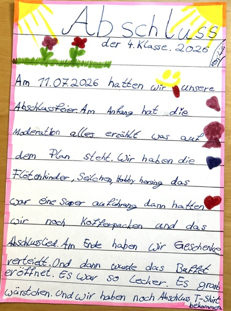 Eine handgeschriebene, farbenfrohe Zusammenfassung auf Deutsch über eine Abschlussfeier der 4. Klasse, verziert mit Zeichnungen von Blumen, einem Schmetterling und einer Sonne auf liniertem Papier.